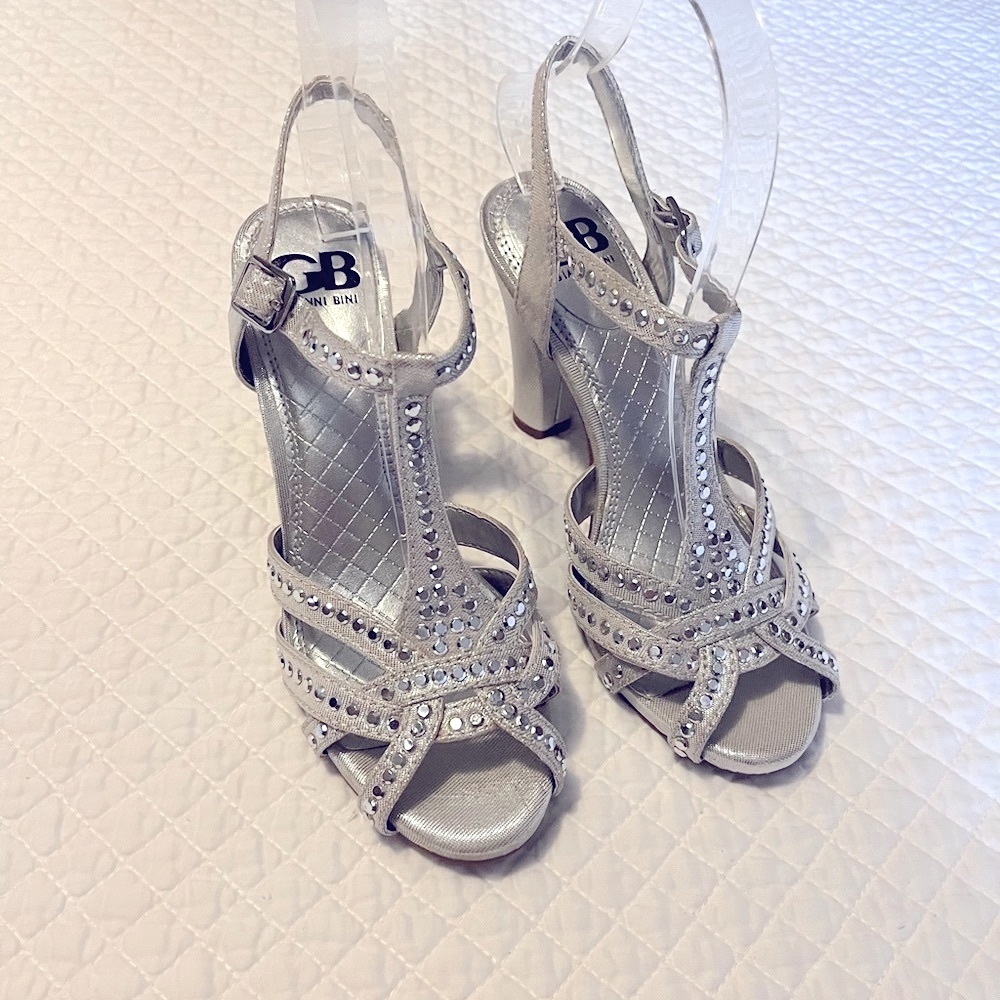 Gianni Bini - Silver Heels With a 4” heel, EMBELLISHED  size 6 Look New ❣️❣️❣️ - Picture 4 of 11